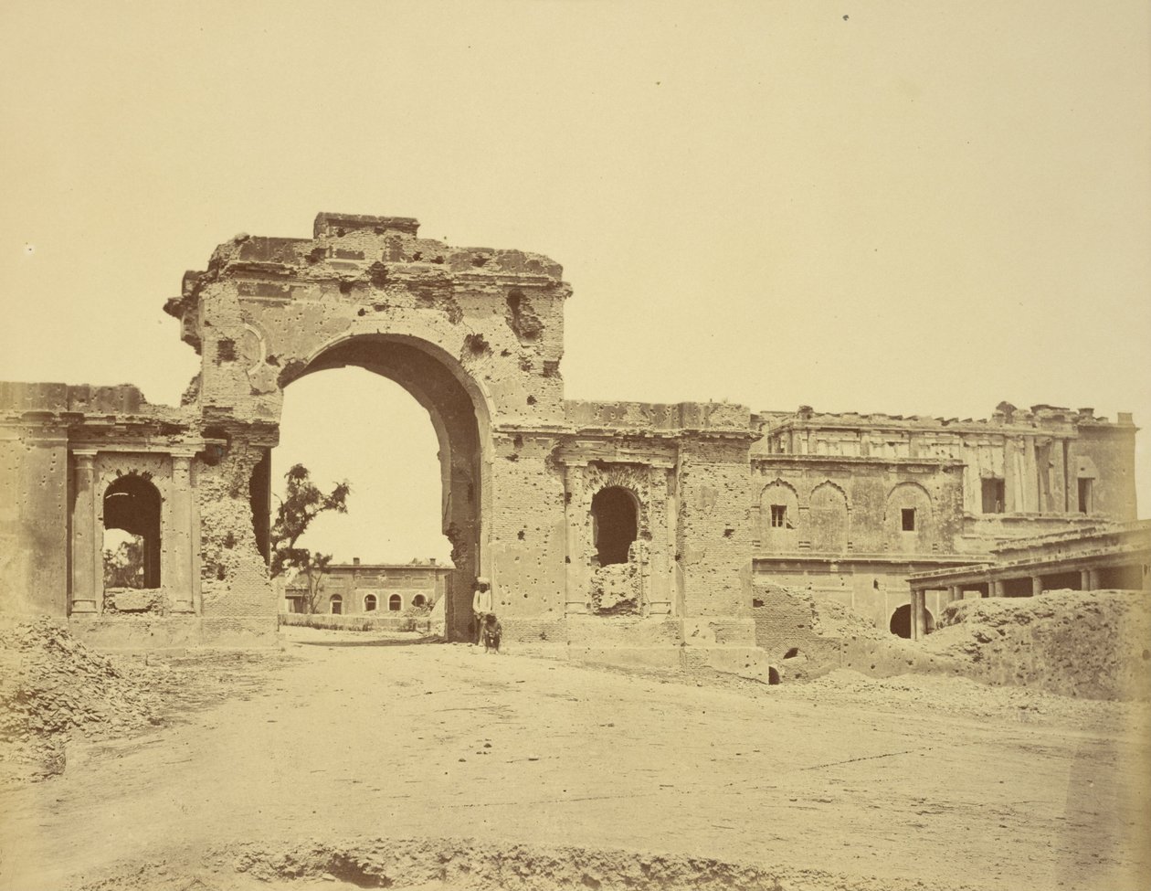 Port som leder in i The Residency, vanligen Bailee Guard Gate, som innehas av överstelöjtnant R.H.M. Aitken, av den 13:e Bengalen av Felice Beato