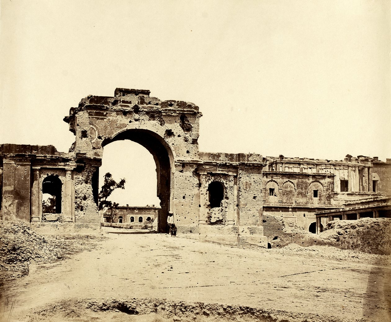 Port som leder in till Residency, Lucknow, 1858 av Felice Beato