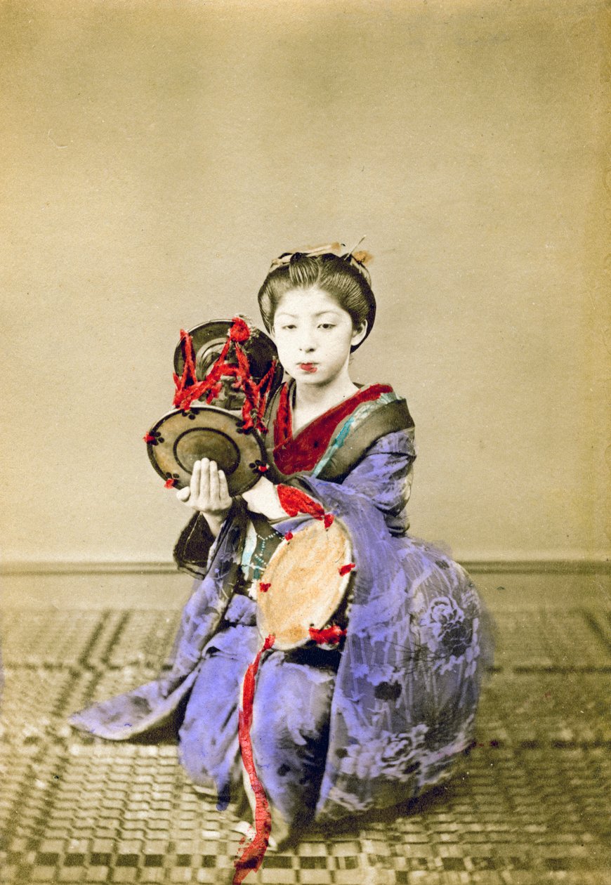 Geisha spelar tsuzumi, Japan, 1882 av Felice Beato