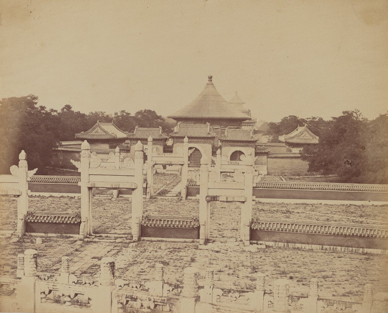 Interiör och bågar av himlens tempel där kejsaren offrar en gång om året, i den kinesiska staden Pekin, oktober 1860 av Felice Beato