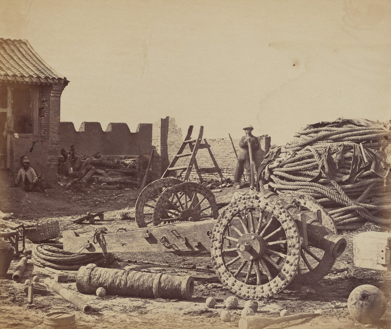 Interiör av Pehtang Fort som visar magasinet och träpistolen, 1 augusti 1860, 1860. av Felice Beato