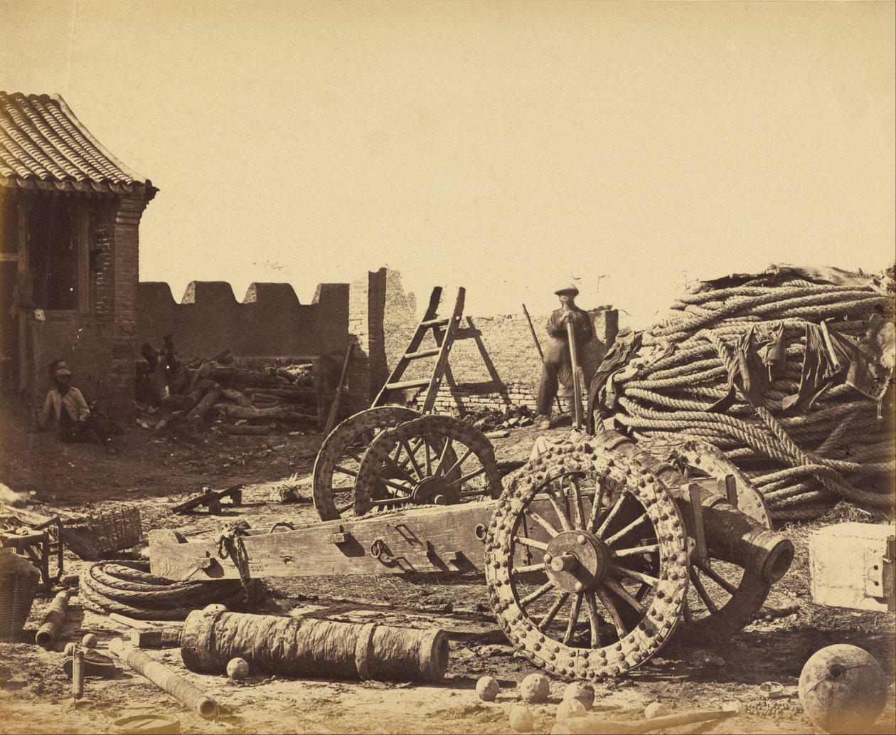 Interiör av Pehtang visar magasinet och träpistolen, 1 augusti 1860 av Felice Beato