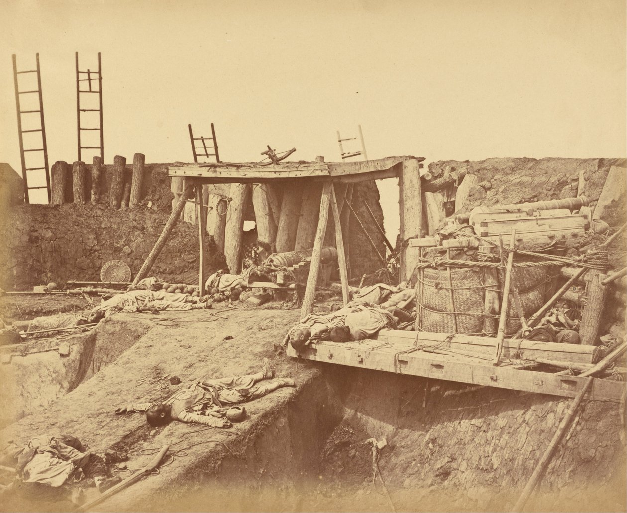 Interiör i Angle of North Fort omedelbart efter fångsten av Felice Beato