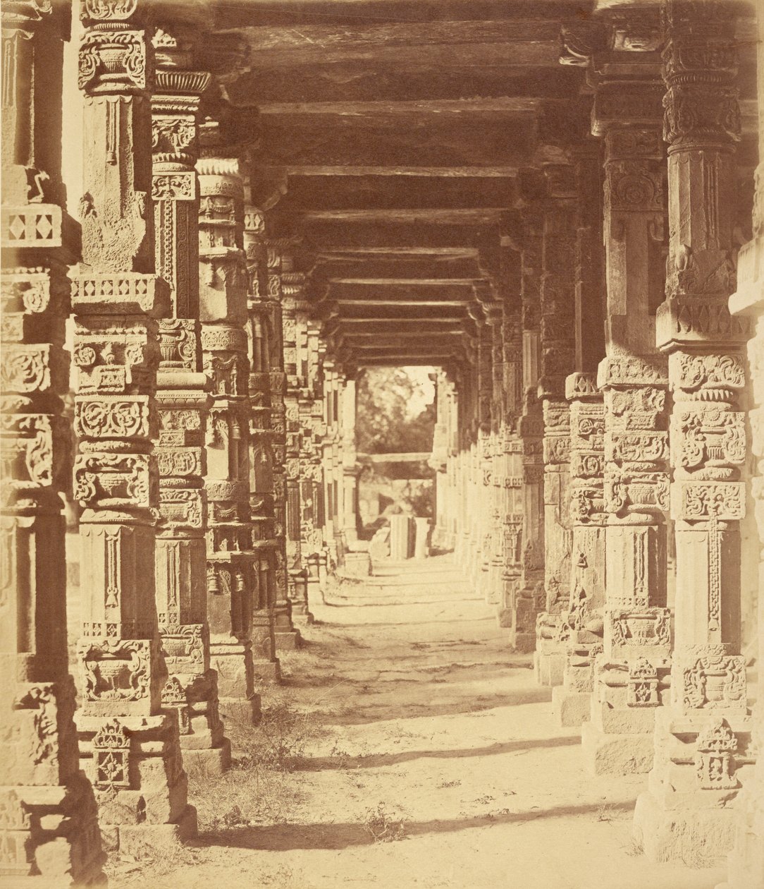 Interiör från Hindoo-templet i Cootub, Delhi av Felice Beato