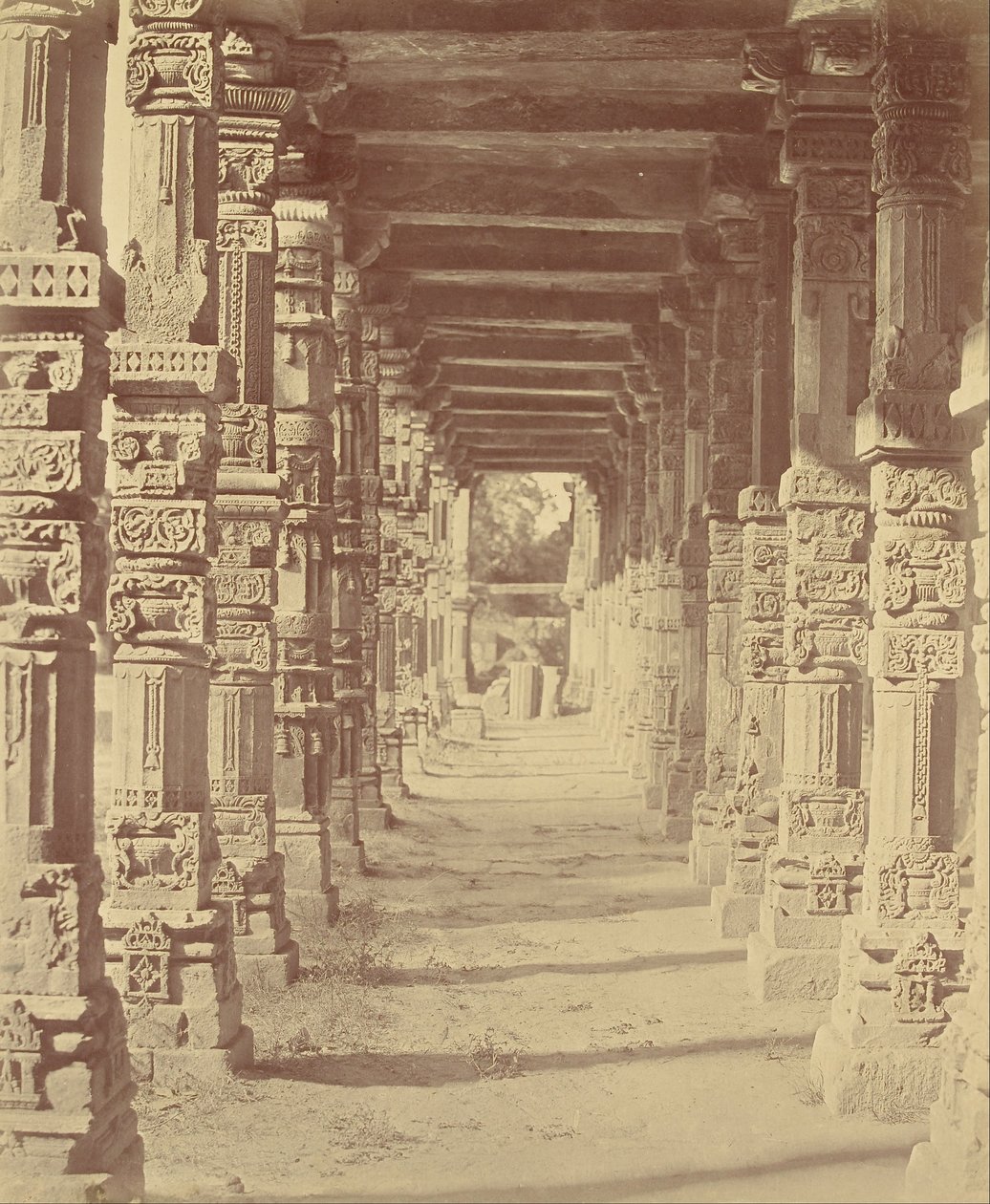 Interiör av det hinduiska templet i Kootub av Felice Beato