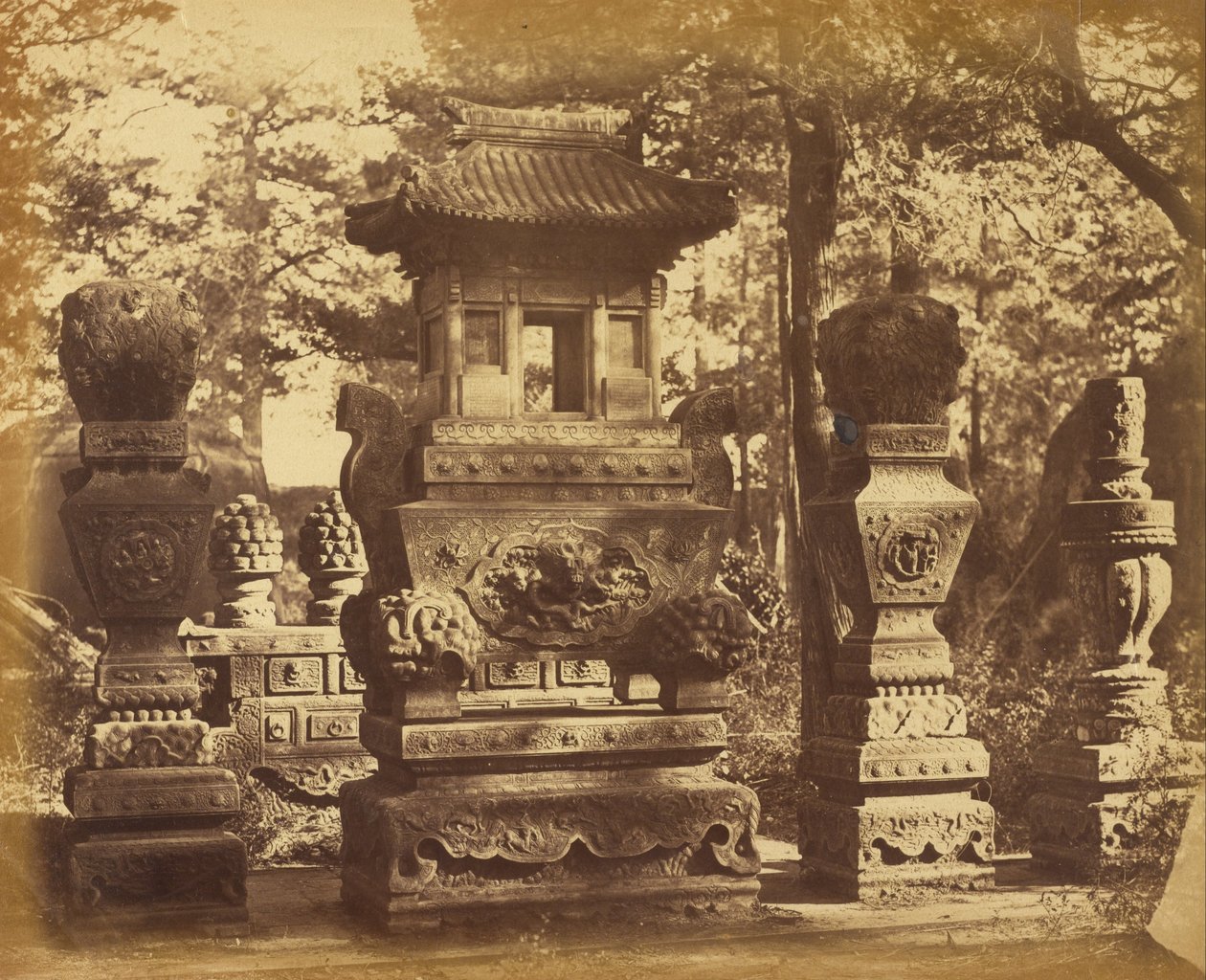 Inre av graven vid depån nära Pekin, oktober 1860 av Felice Beato