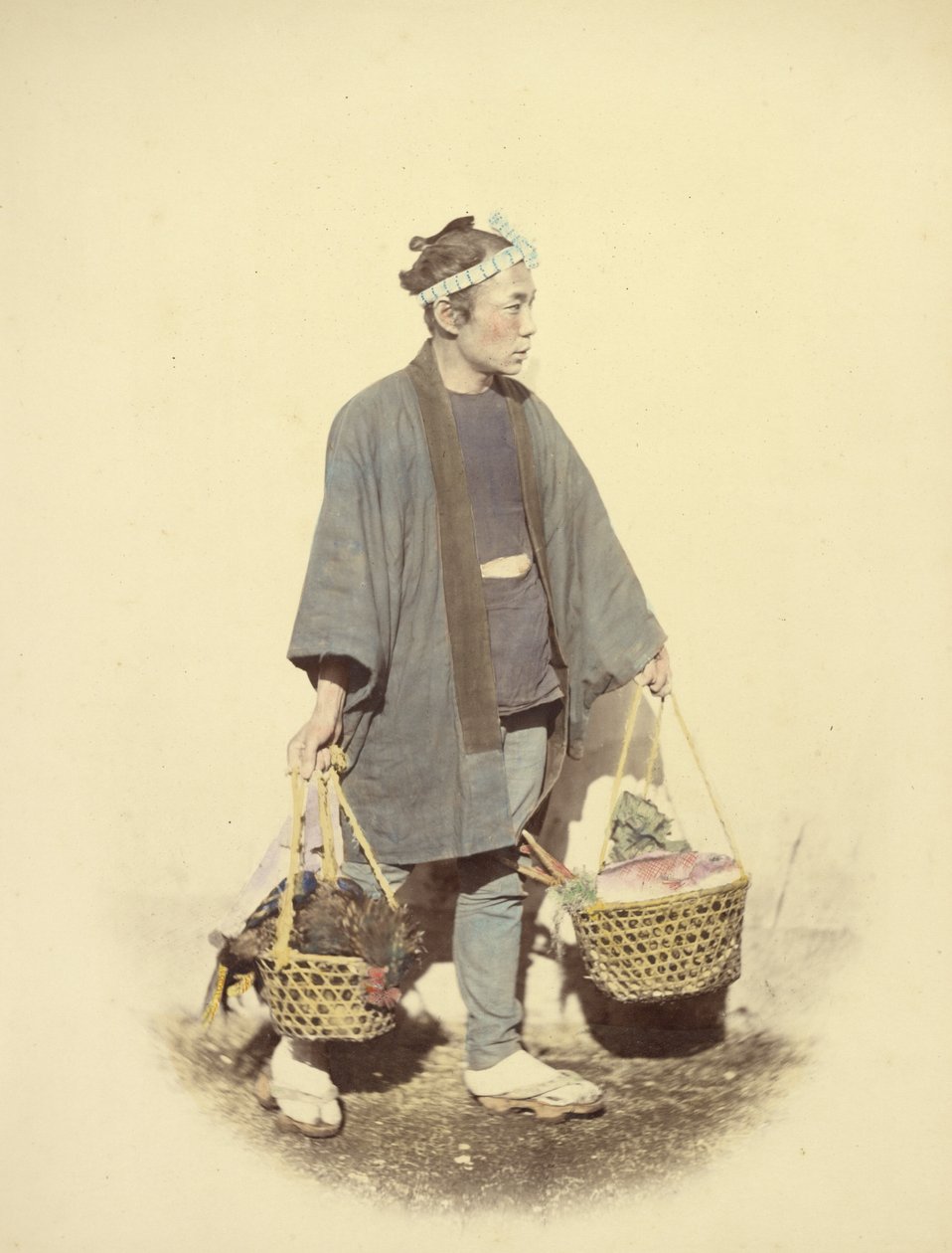 Japansk kock på väg tillbaka från marknaden av Felice Beato