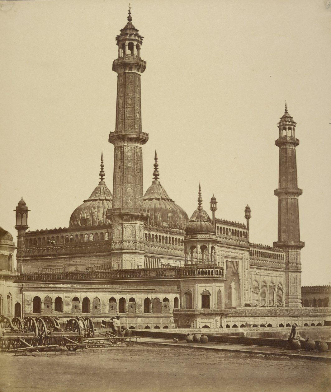 [Moské inuti Asaf-ud Dawlahs Emambara eller grav, som nu används som sjukhus, Lucknow] av Felice Beato
