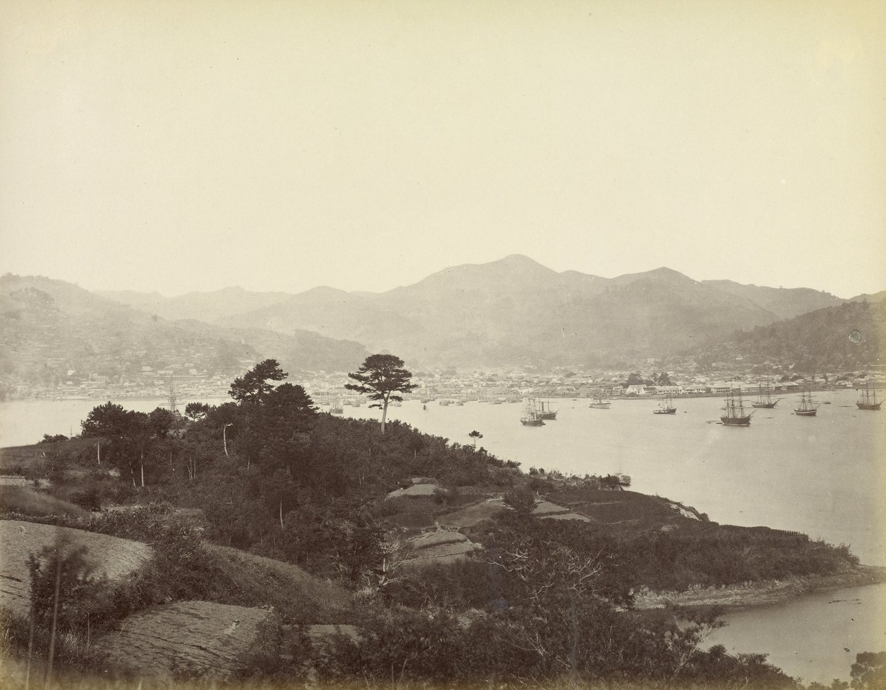 Nagasaki, En vy från kullarna mittemot av Felice Beato