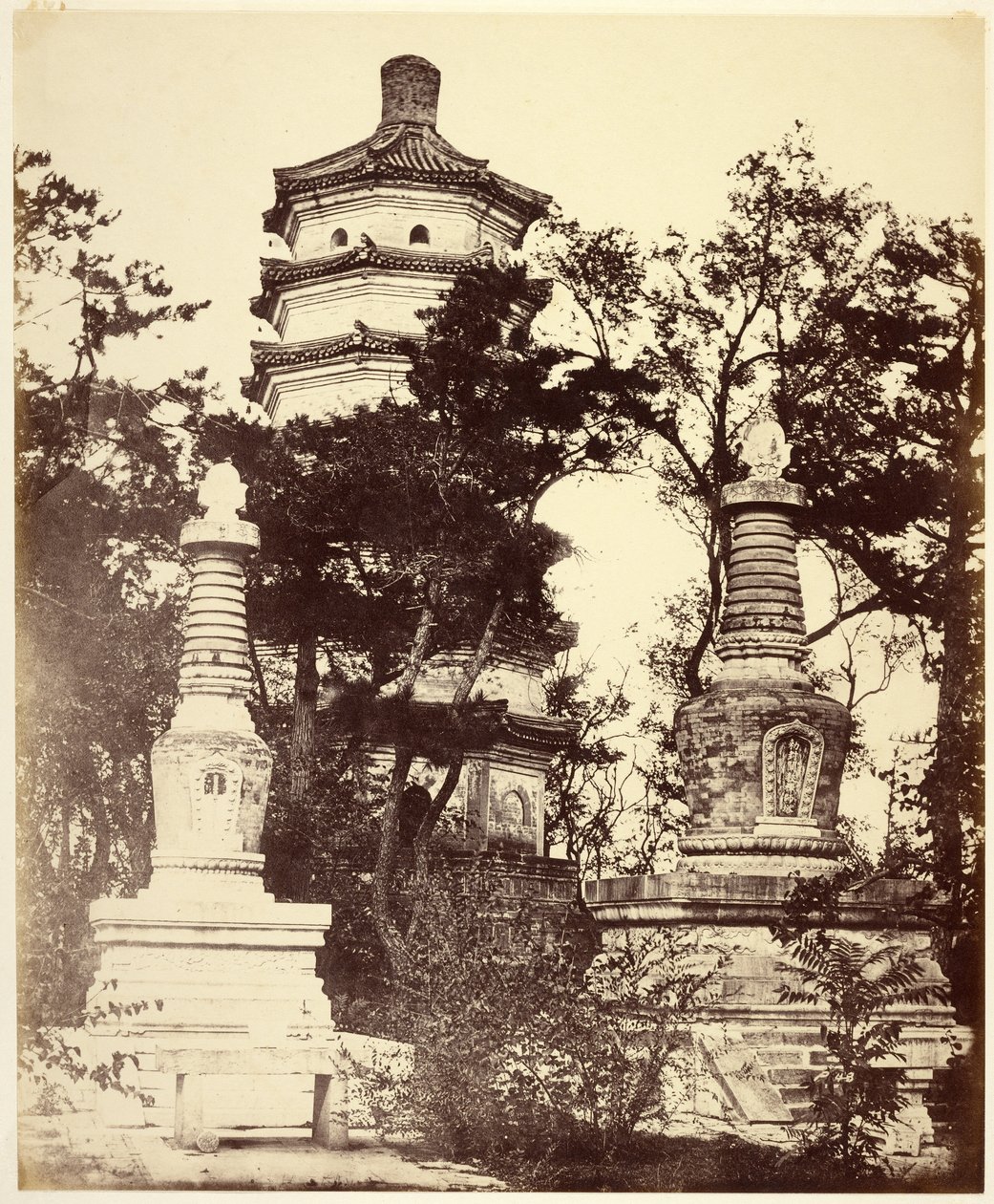 [Pagod uppe på berget, - Sommarpalatset, Yuen-Ming-Yuen, Peking] av Felice Beato