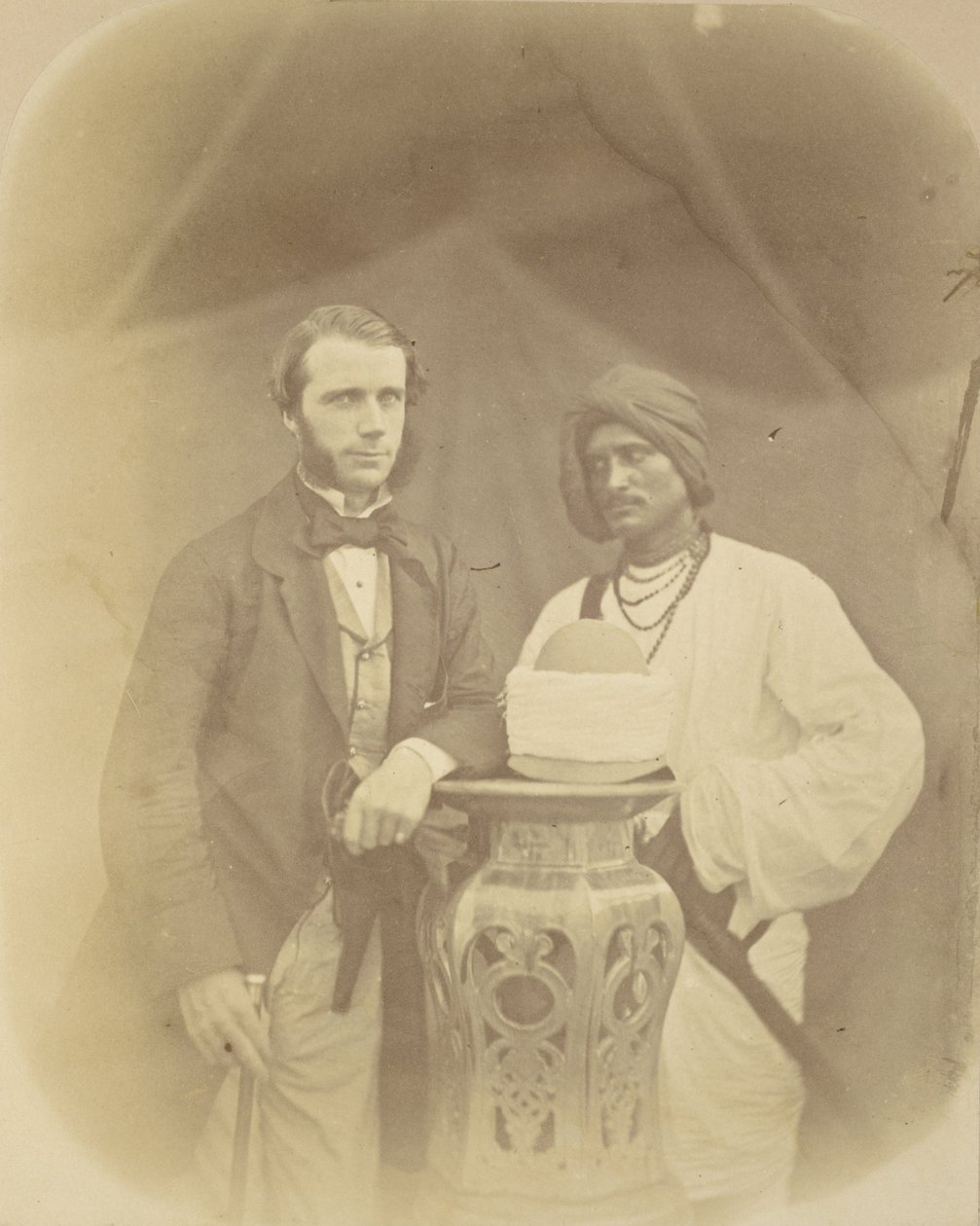 Porträtt av J.D. Forsyth, Esq., C.S. Sec., överbefälhavare vid Oude med sin indiske tjänare av Felice Beato
