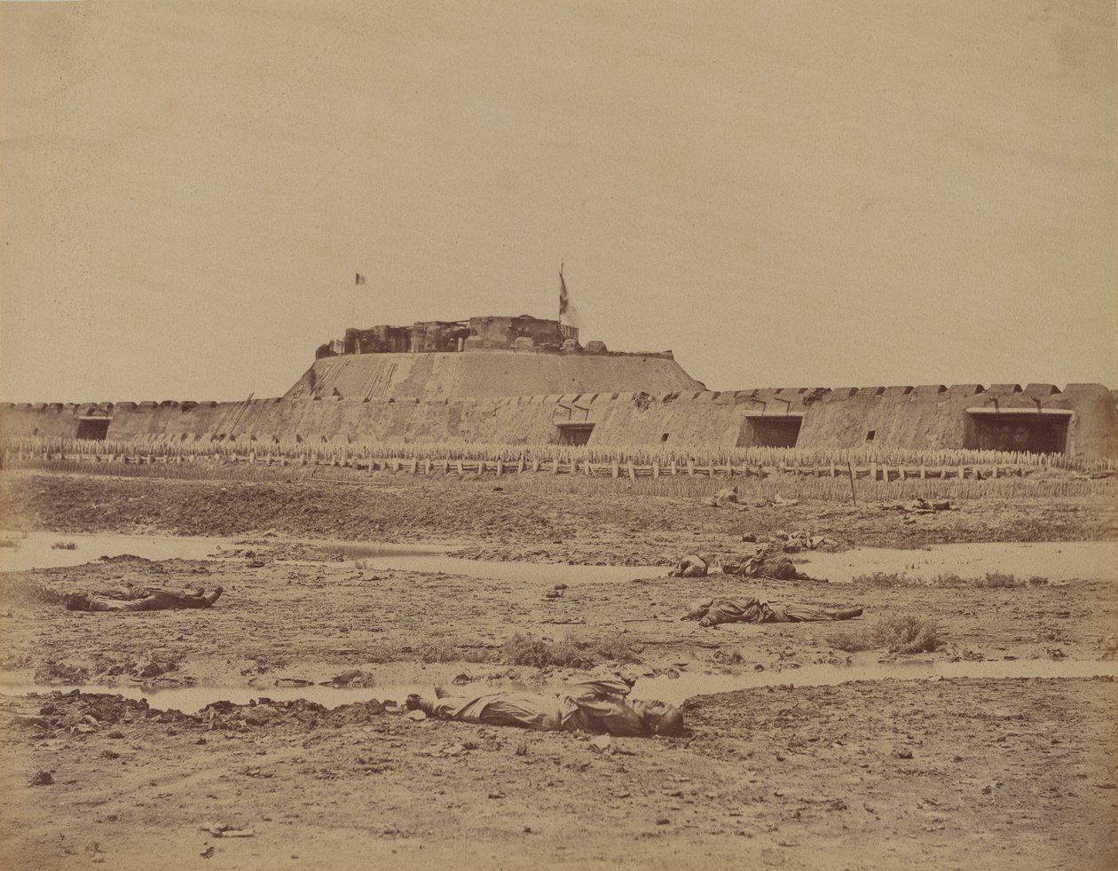 Den bakre delen av norra fortet efter dess tillfångatagande, visar den kinesiska arméns reträtt, 21 augusti 1860 av Felice Beato