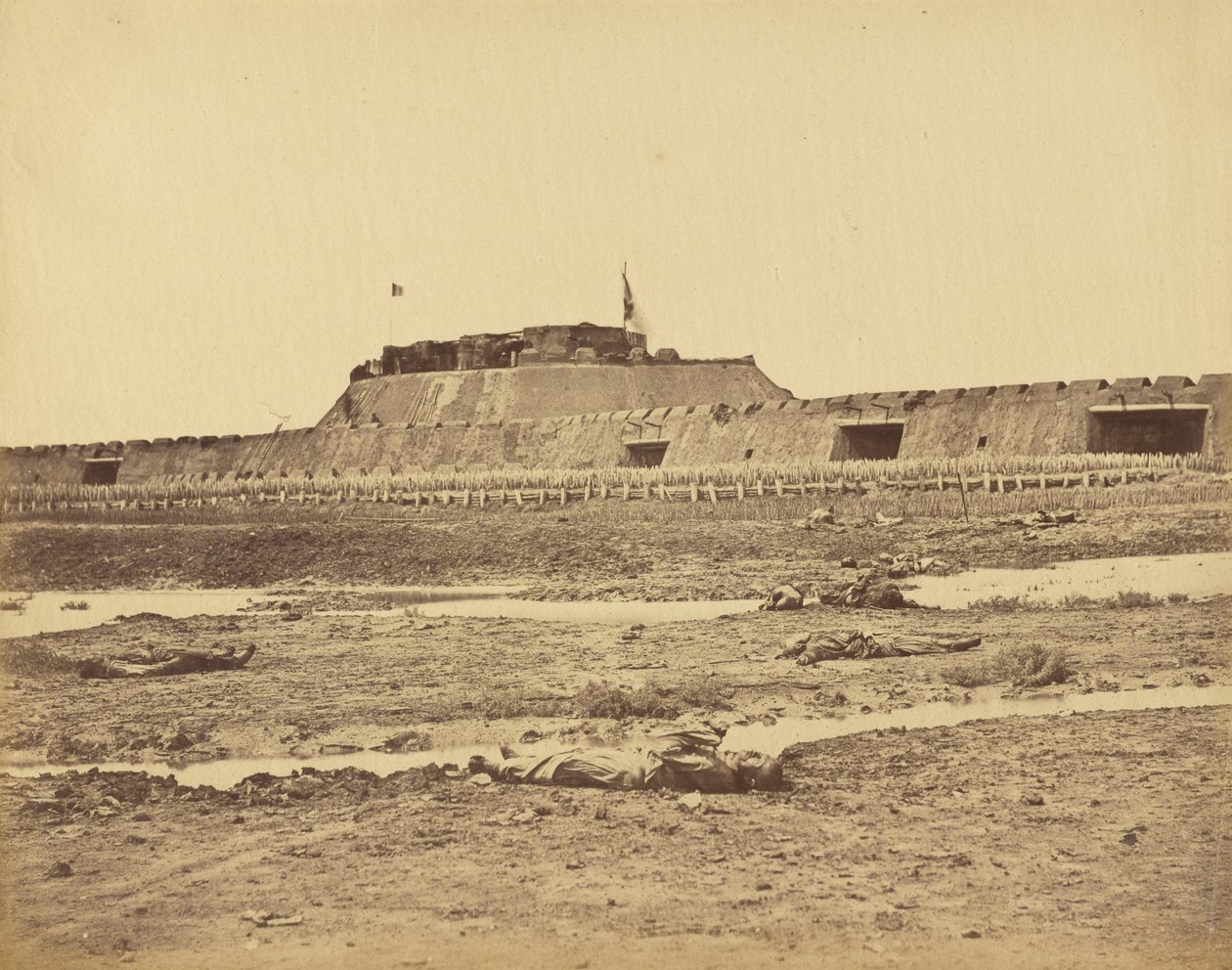 Baksidan av norra fortet som visar den kinesiska arméns reträtt, 21 augusti 1860 av Felice Beato