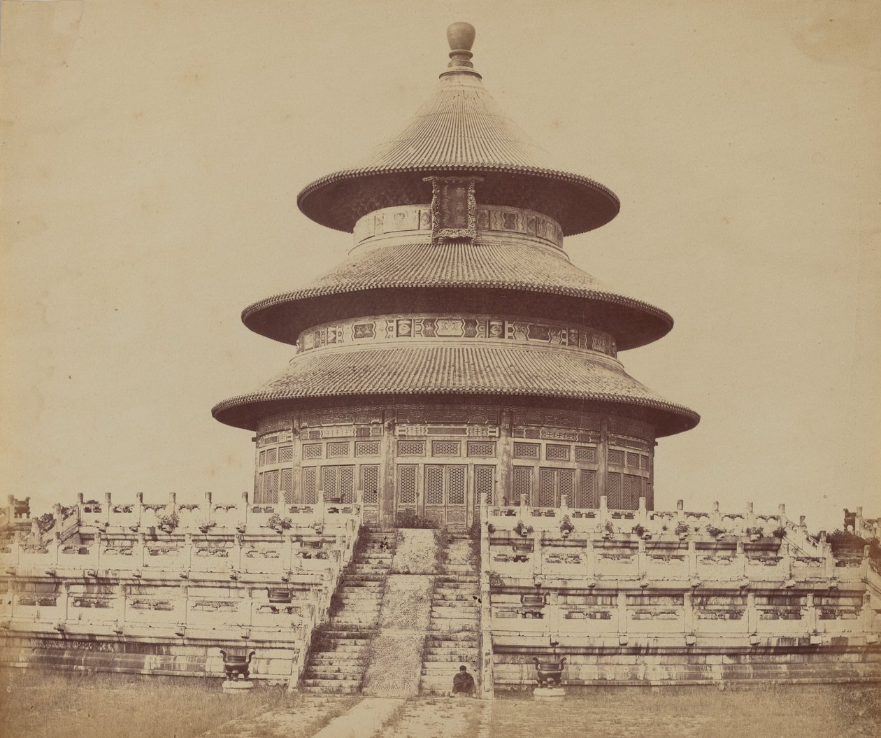 Himmelens heliga tempel där kejsaren offrar en gång om året, i den kinesiska staden Pekin, oktober 1860 av Felice Beato