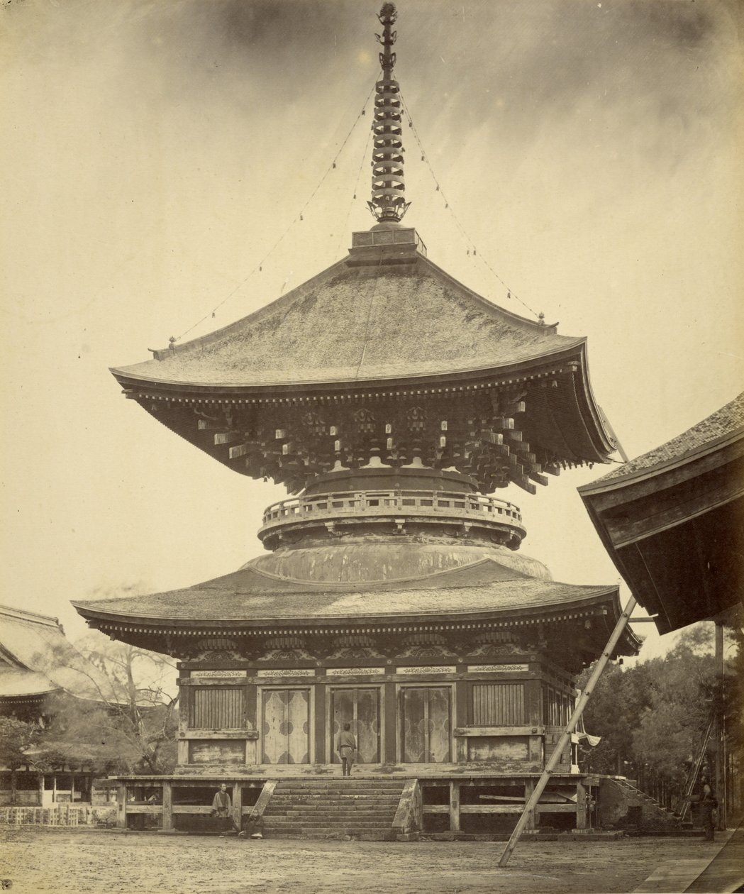 [Envåningspagod, Hachiman-helgedomen, Kamakura] av Felice Beato