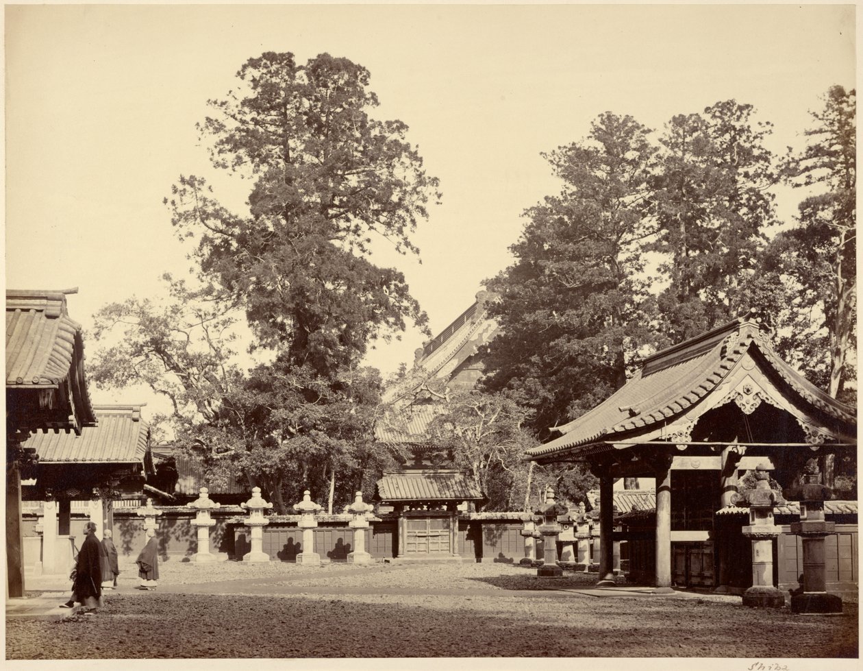 [Temple at Shiba] av Felice Beato