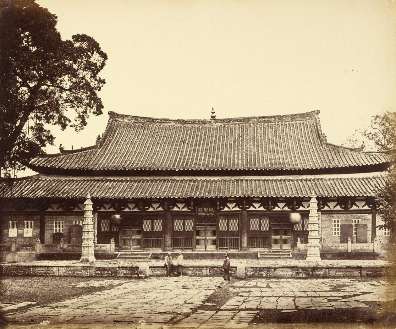[Tempel i Tartarkvarteren, Kanton, Kina] av Felice Beato