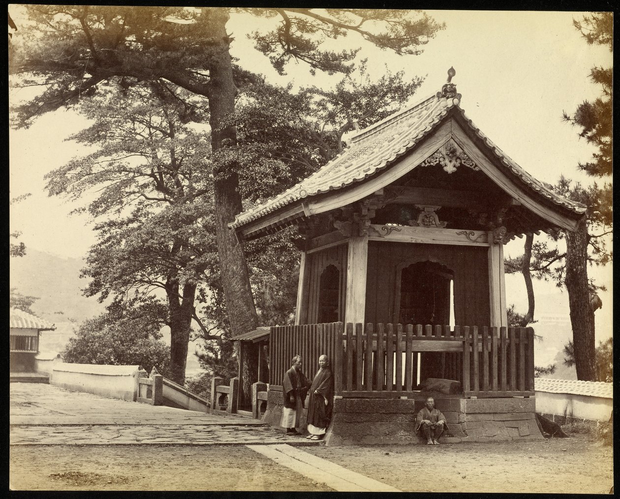 Tempel i staden Nagasaki av Felice Beato