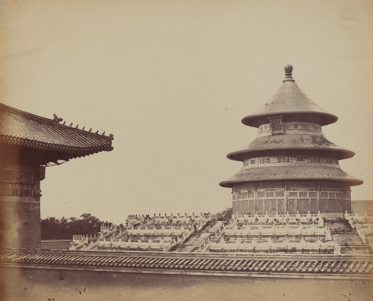 Himlens tempel från platsen där prästerna bränns, i den kinesiska staden... oktober 1860. av Felice Beato