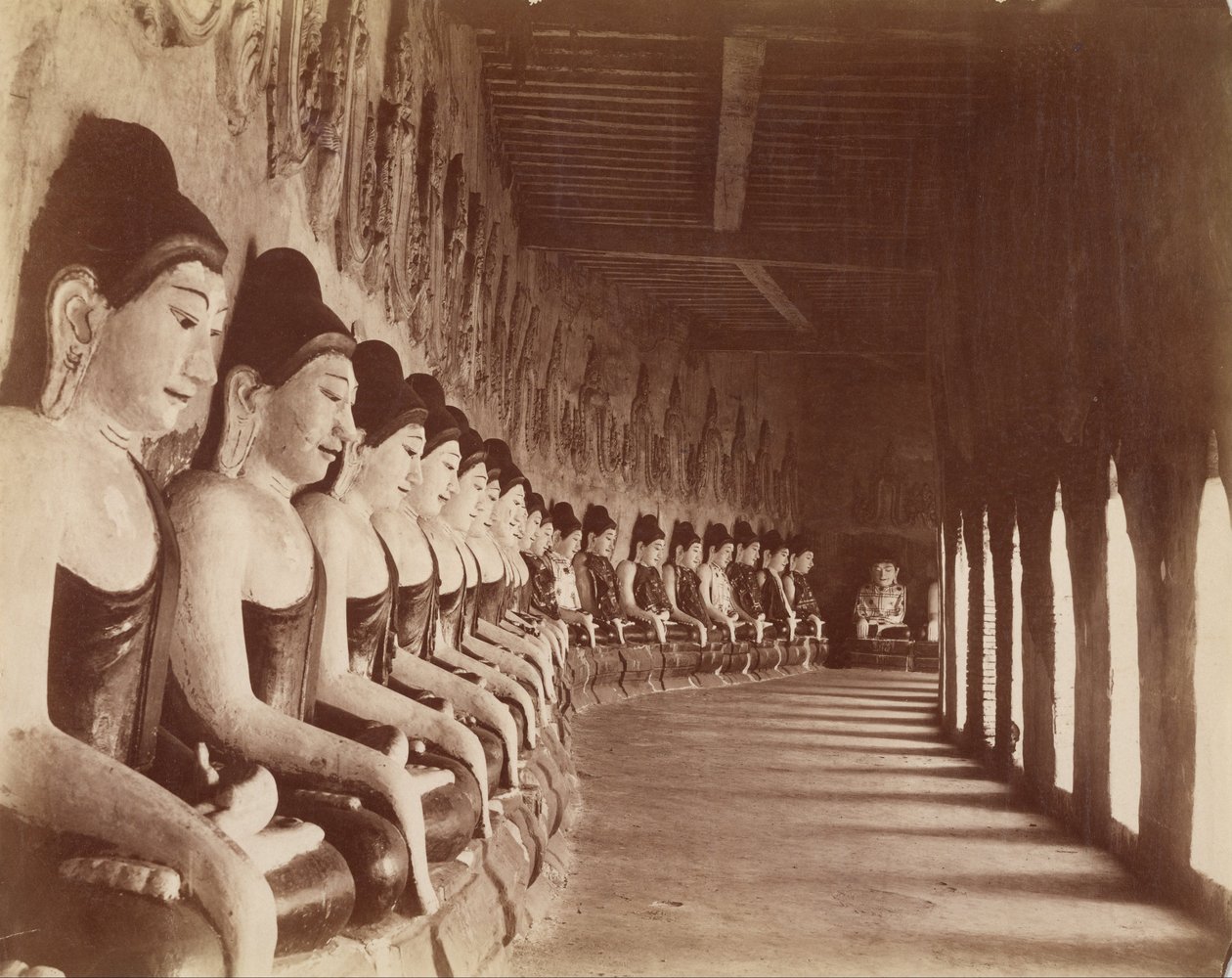 De 49 Gautamas i Sagaing-templet av Felice Beato