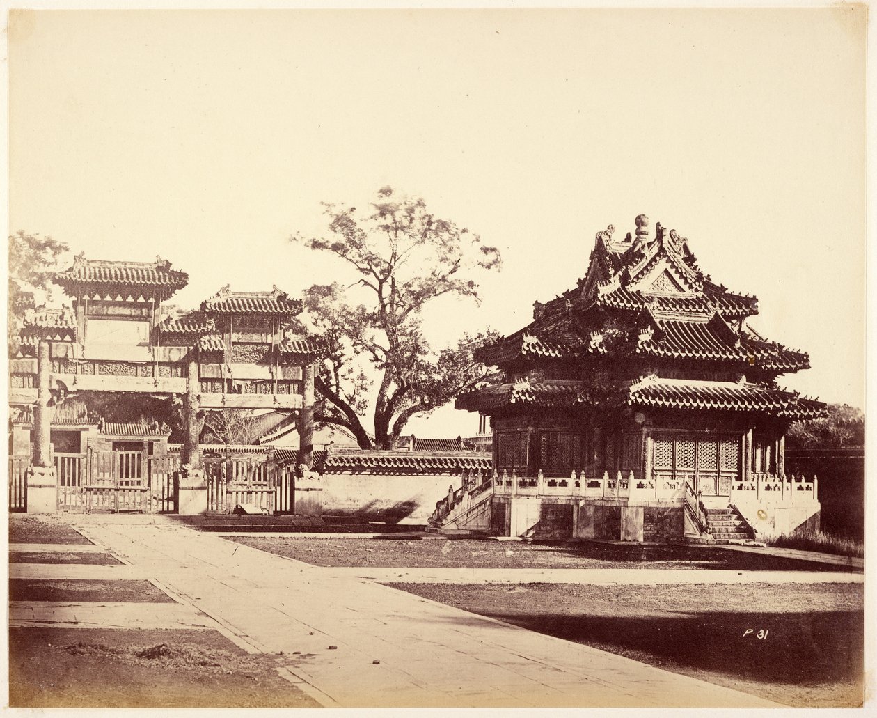 [Det stora kejserliga palatset, Peking] av Felice Beato