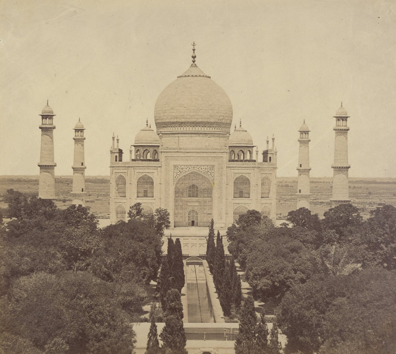 [Taj Mahal från ingångsportalen] av Felice Beato