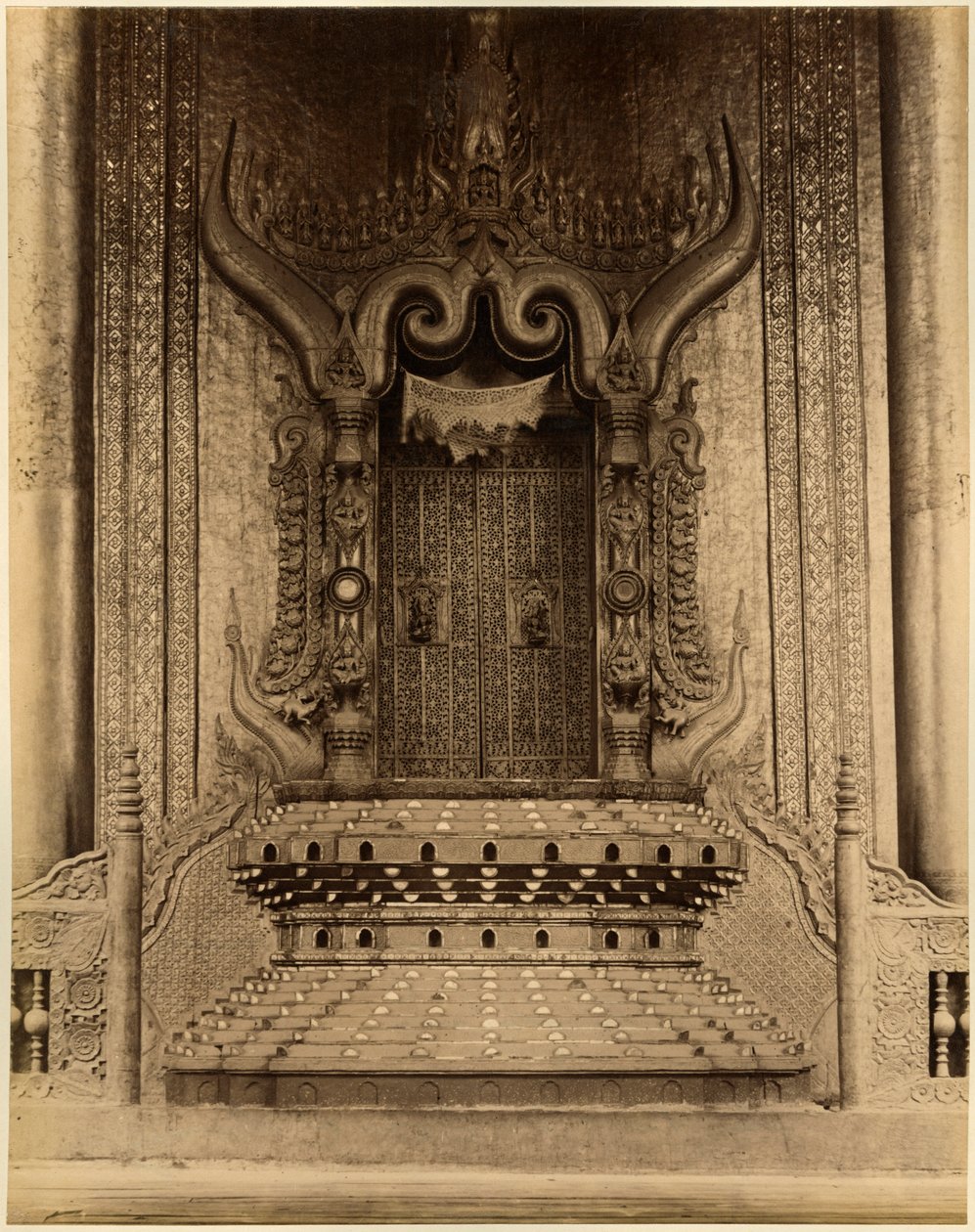 The-ha-thana eller løvernes trone i Myei-nan eller Main Audience Hall i paladset i Mandalay, Burma, slutningen af det 19. århundrede (albumin print) swed av Felice Beato