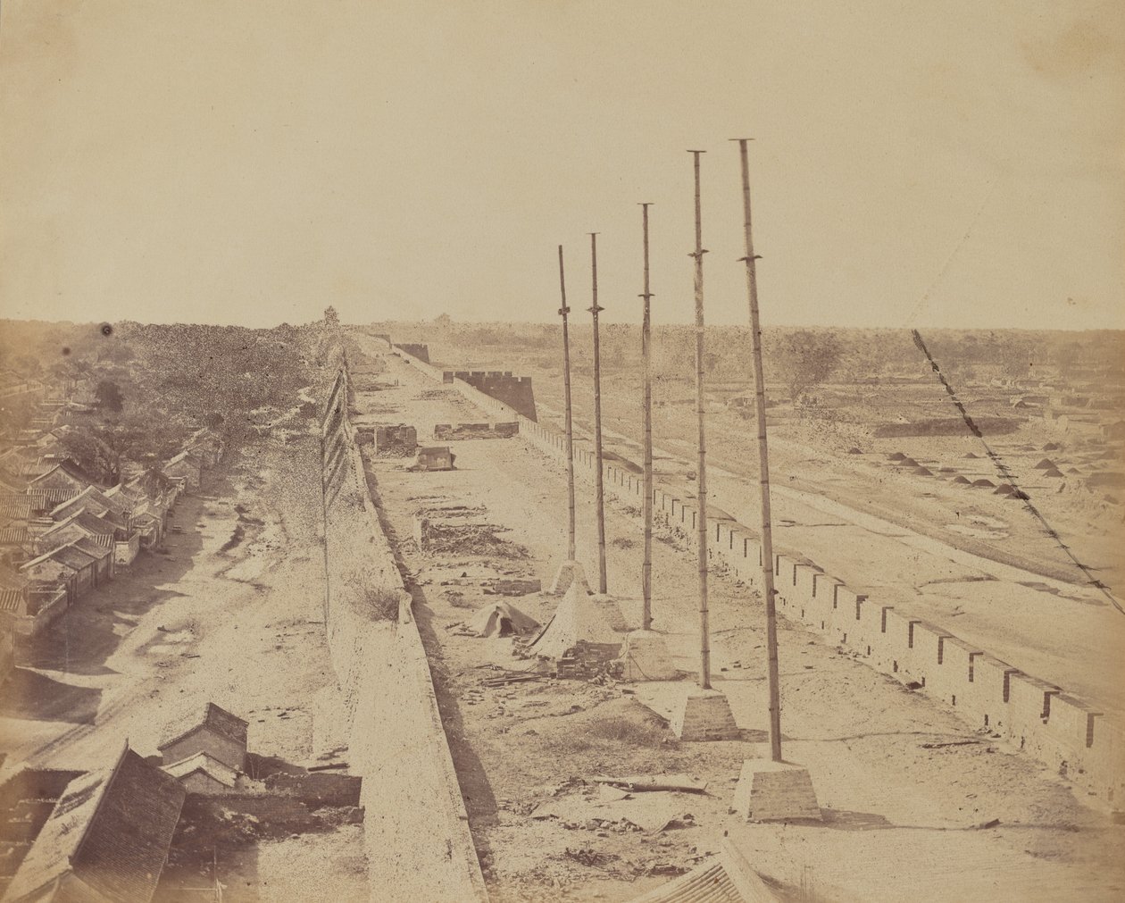 Toppen av muren från Anting Gate, Pekin, tagen i besittning av engelska och franska trupper, oktober 1860 av Felice Beato