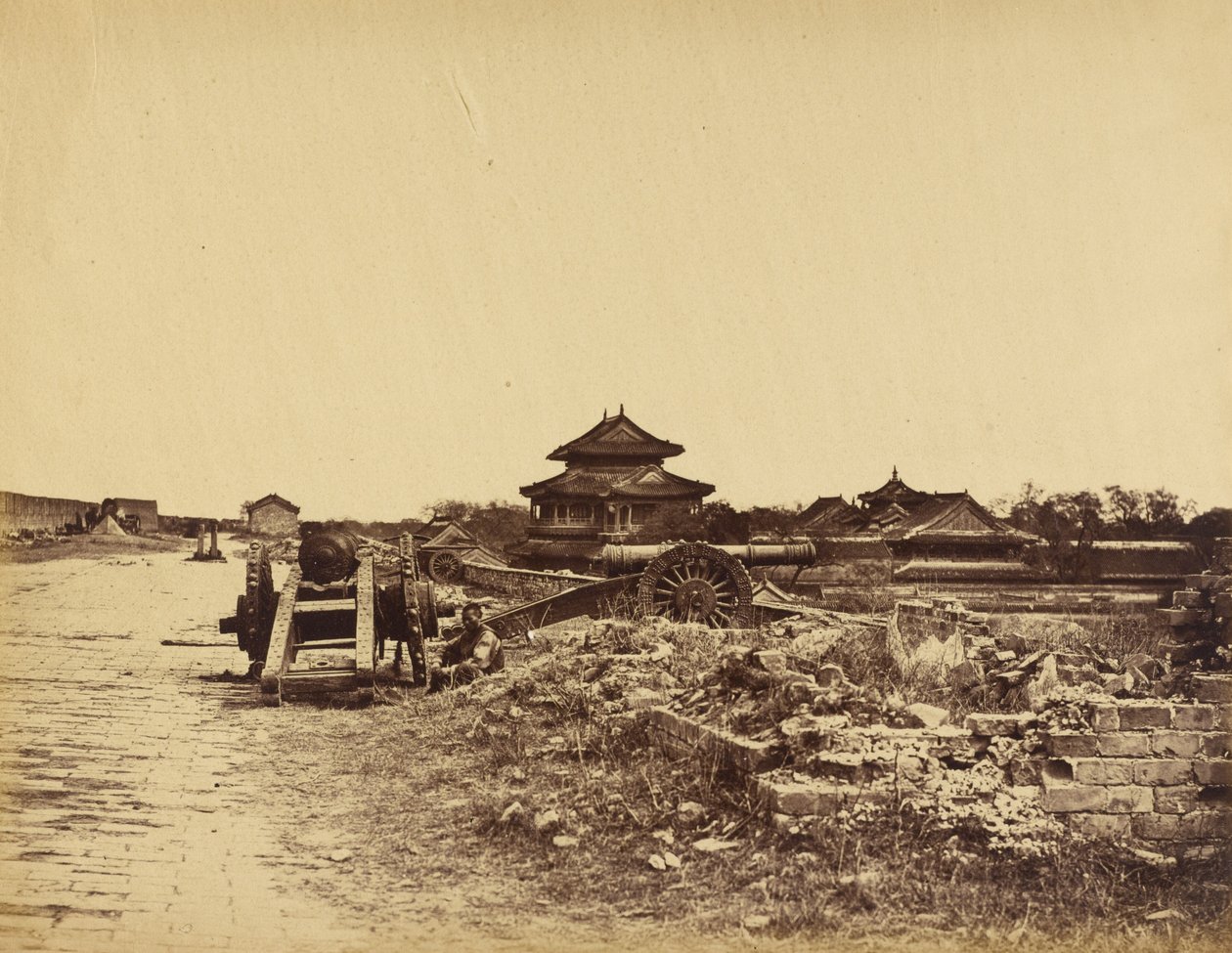 Toppen av Pekins mur visar de kinesiska kanonerna riktade mot våra batterier, 14 oktober 1860 av Felice Beato