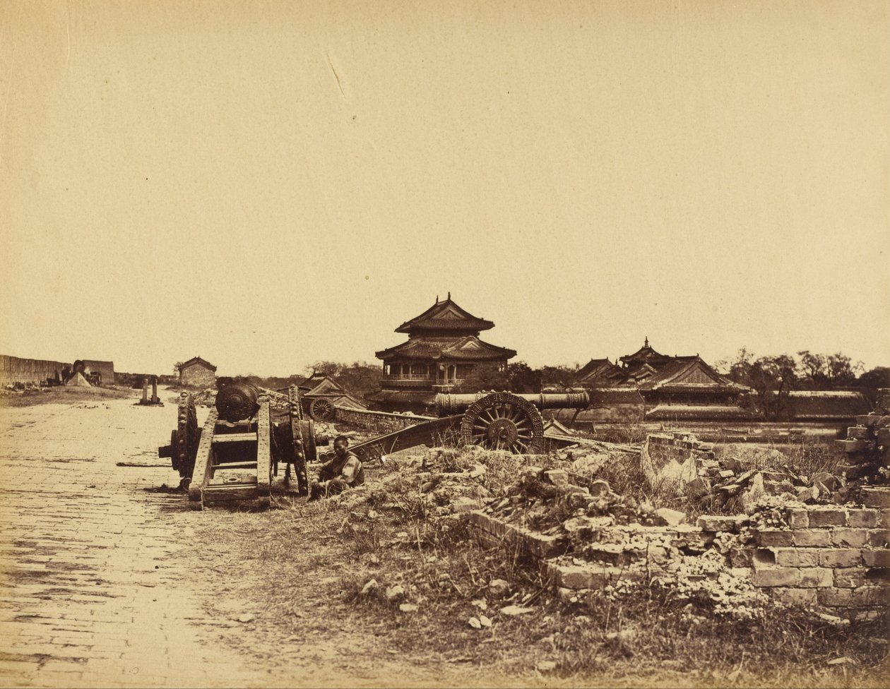 Överst på muren i Pekin Visar de kinesiska vapnen riktade mot våra batterier, 14 oktober 1860 av Felice Beato