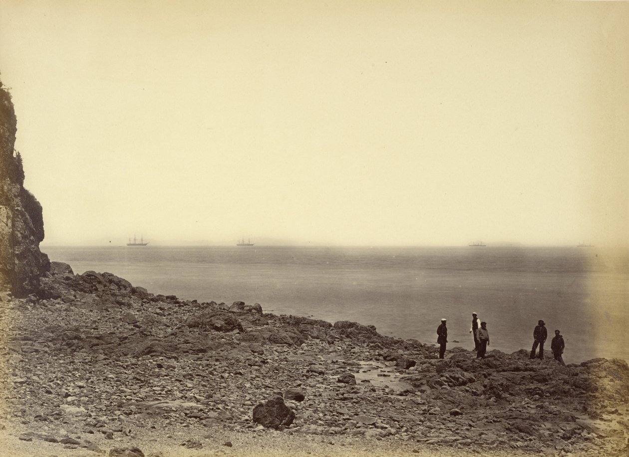 [Vy över stranden med fartyg i horisonten och fem personer som står på stranden] av Felice Beato