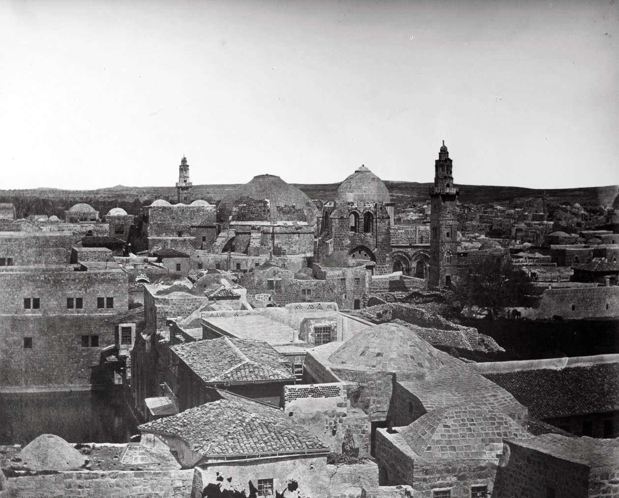 Vy över den heliga gravens kyrka och Hiskias bassäng, Jerusalem, 1857 av Felice Beato