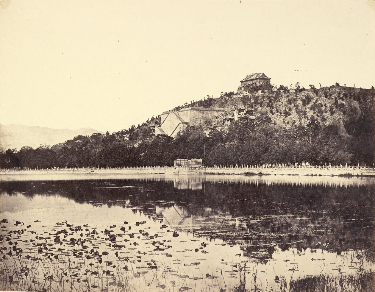 Utsikt över det kejserliga sommarpalatset, Yuen-Ming-Yuen, efter bränningen, tagen från sjön, Peking, 18 oktober 1860 av Felice Beato
