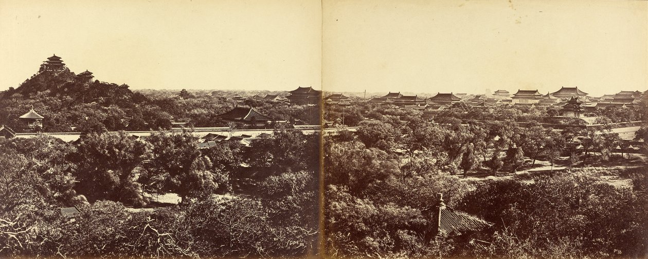 Utsikt över det kejserliga vinterpalatset, Peking, som visar den konstgjorda kullen, 29 oktober 1860 av Felice Beato