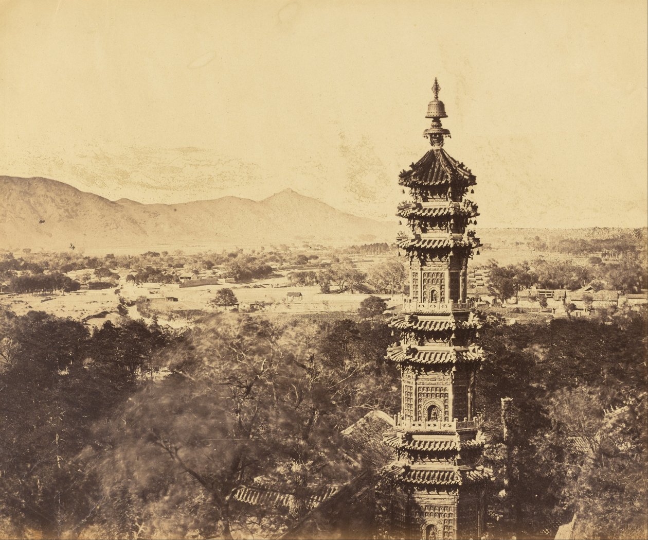 Utsikt över sommarpalatset. Yuan Ming Yuan Pagoda. Före bränningen, Pekin, 18 oktober 1860 av Felice Beato