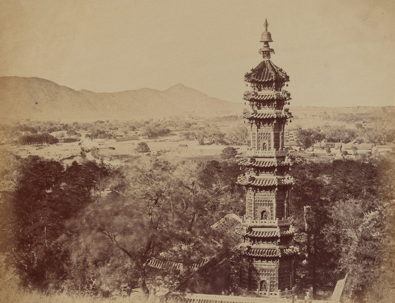 Utsikt över sommarpalatset Yuen Min Yuen, Pekin, visar pagoden före bränningen, oktober 1860 av Felice Beato