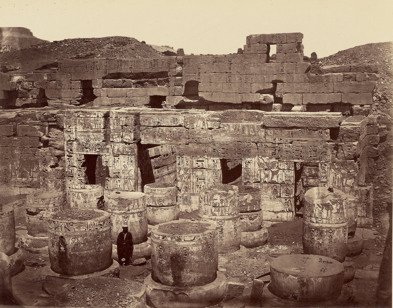 3:e gården i det stora templet i Medinet Habu, eller kolonnernas gård. Thebe av Félix Bonfils
