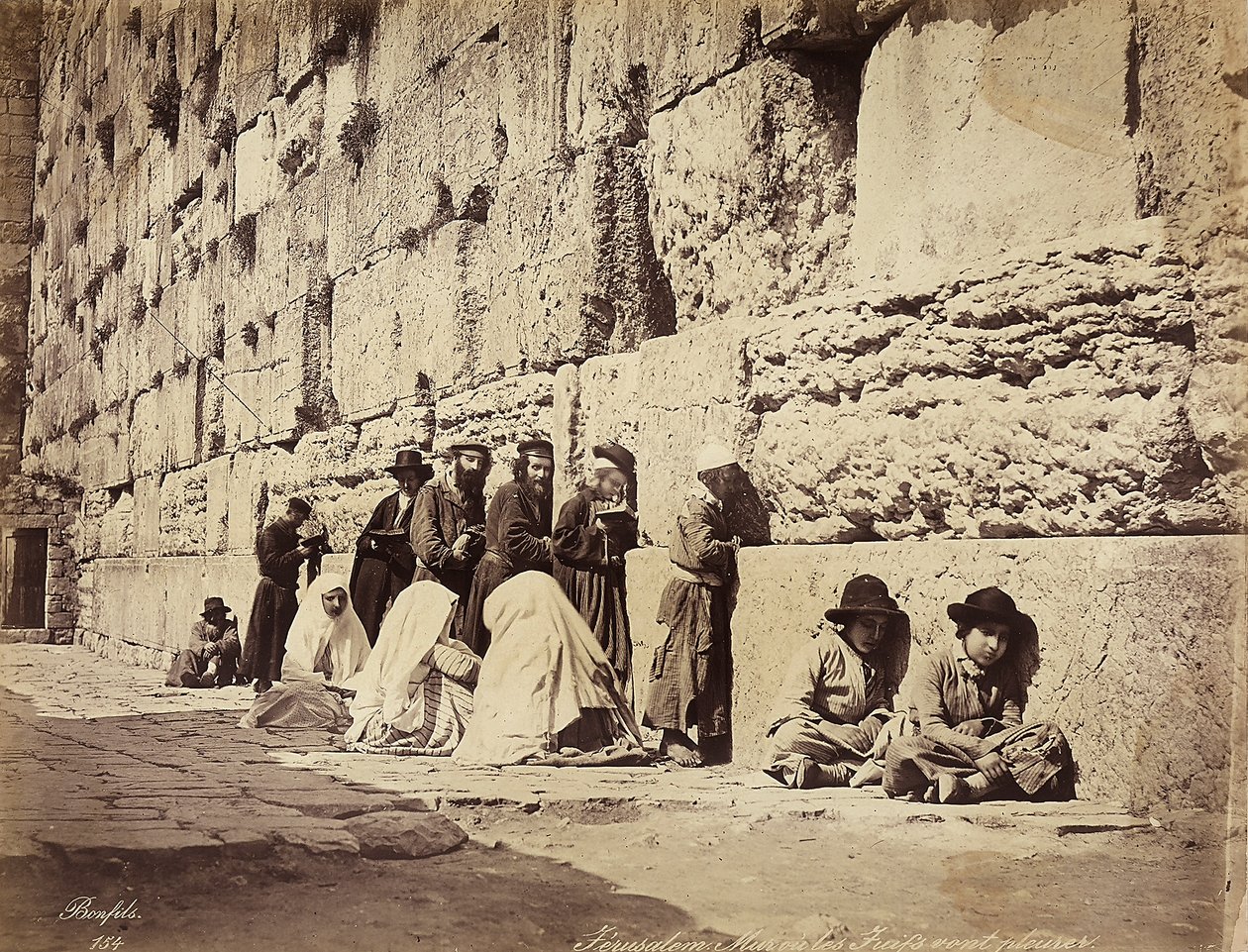 En grupp israeliter som ber vid klagomuren (eller västra muren), Jerusalem av Félix Bonfils