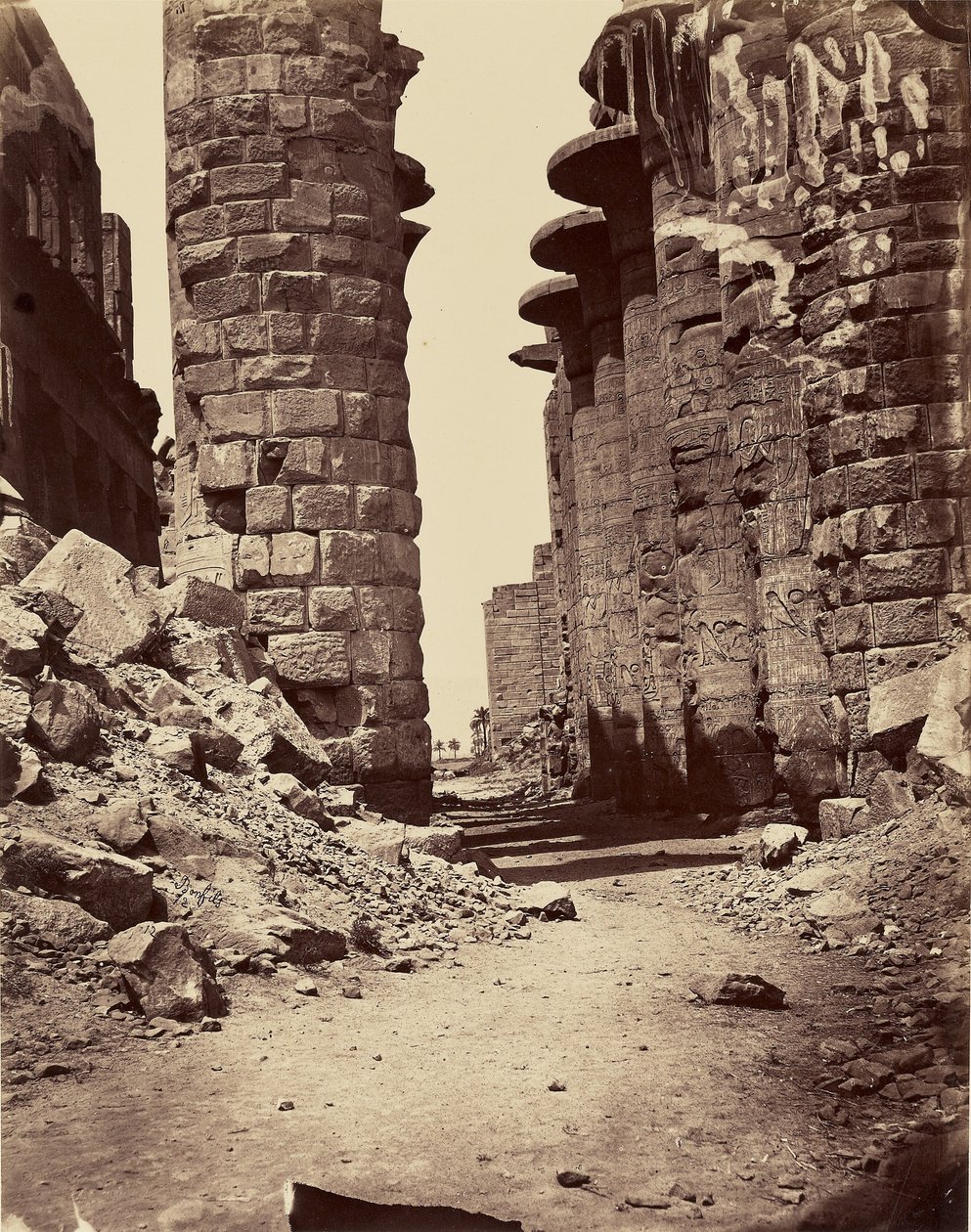 Den centrala allén i hypostylsalen, sedd från öster (Karnak) – Theben av Félix Bonfils