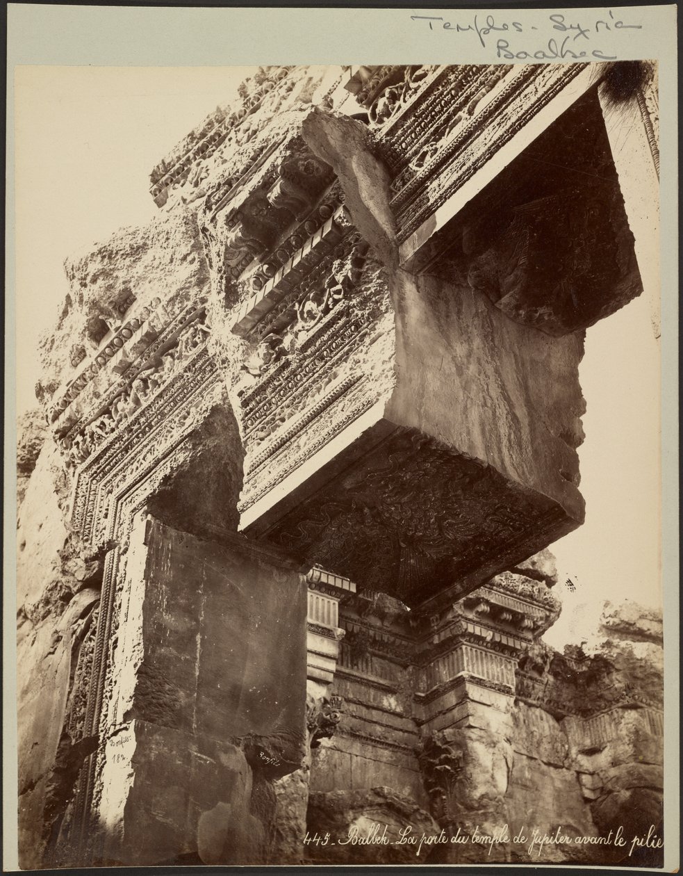 Baalbek, porten till Jupitertemplet framför pelaren av Félix Bonfils