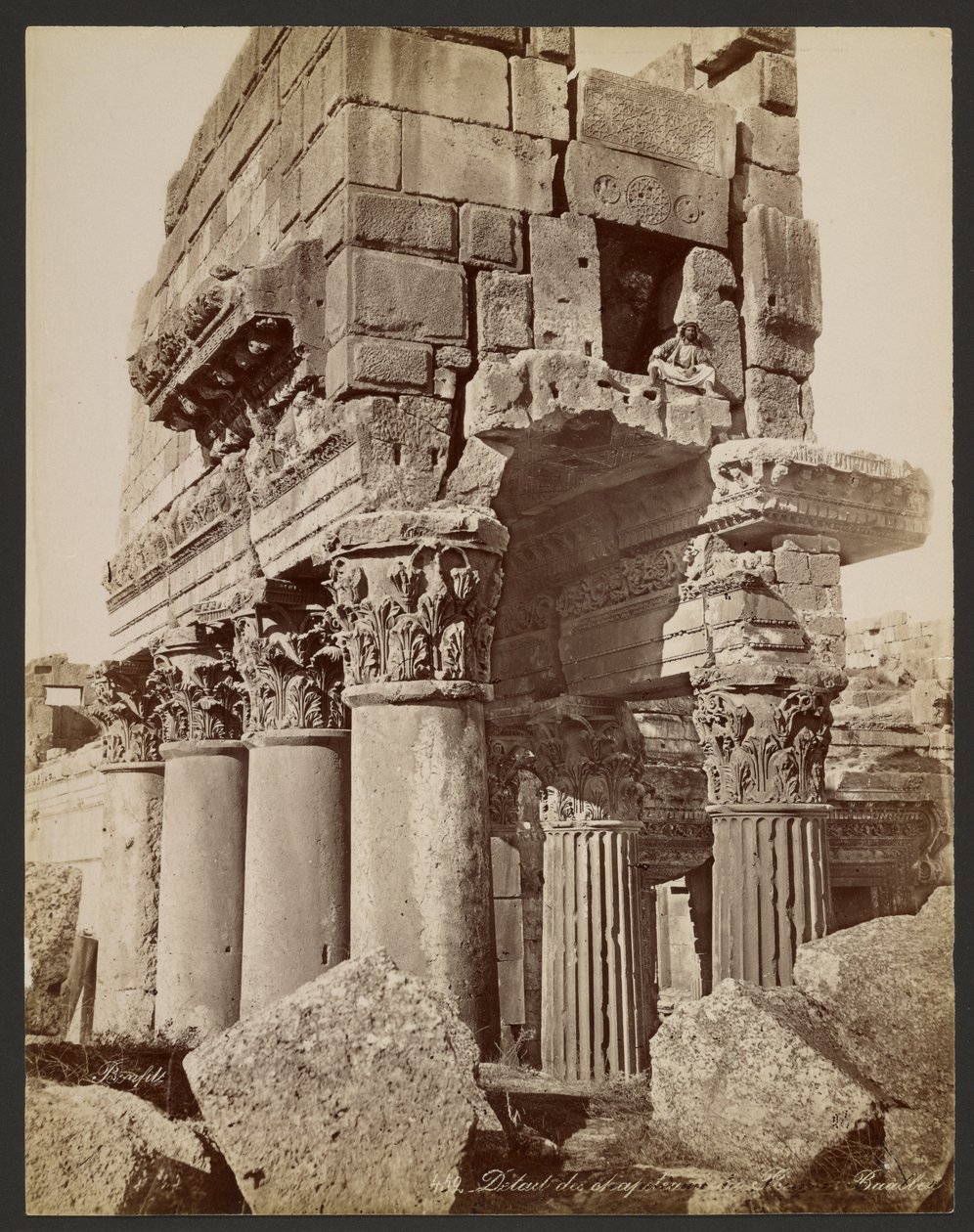 Detalj av kapitälen i pronaos i Baalbek av Félix Bonfils