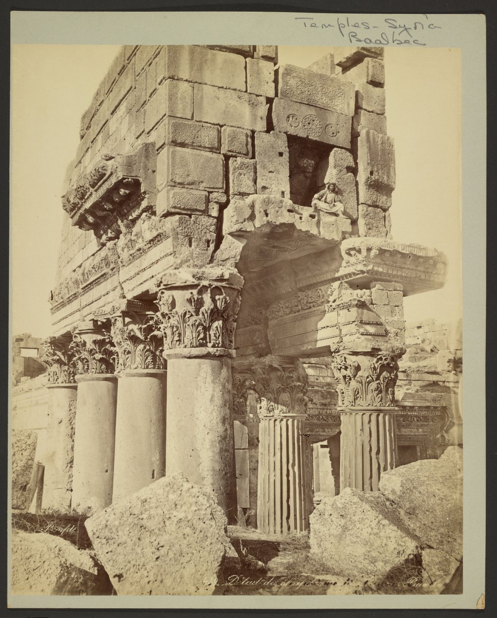 Detalj av kapitäl i pronaos i Baalbek av Félix Bonfils