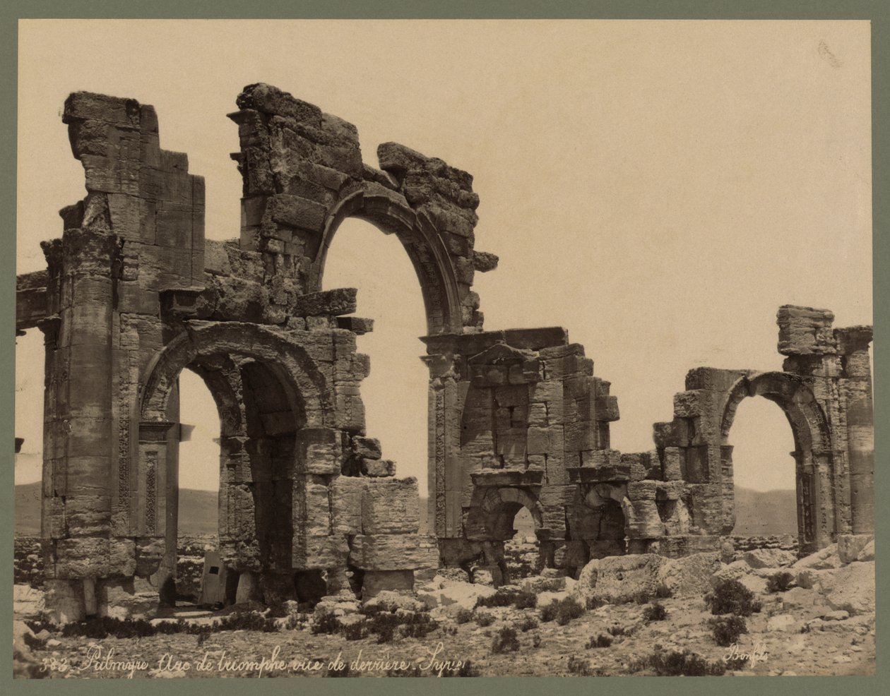 Ingången till The Great Colonnade, Palmyra, ca 1875 (albumintryck) av Félix Bonfils