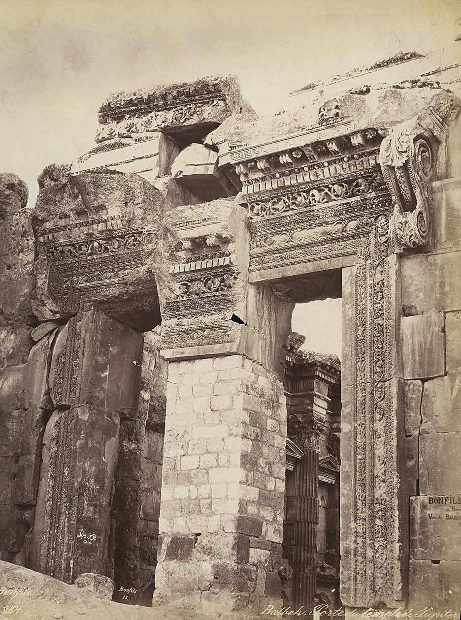 Ingång till Jupiters tempel eller Solens tempel, i den arkeologiska zonen Heliopolis eller Baalbek, antika syriska staden, nu Libanon av Félix Bonfils