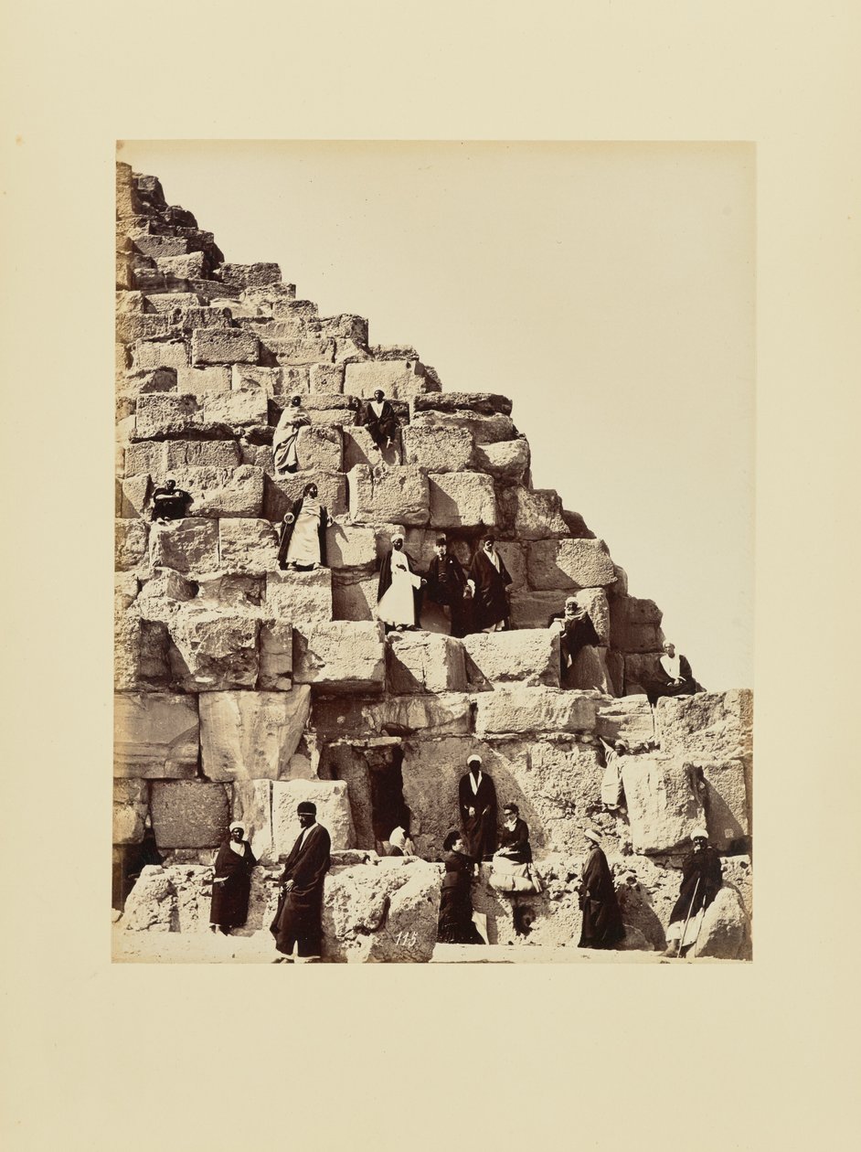 Grupporträtt på stenblocken i en pyramid, Egypten av Félix Bonfils