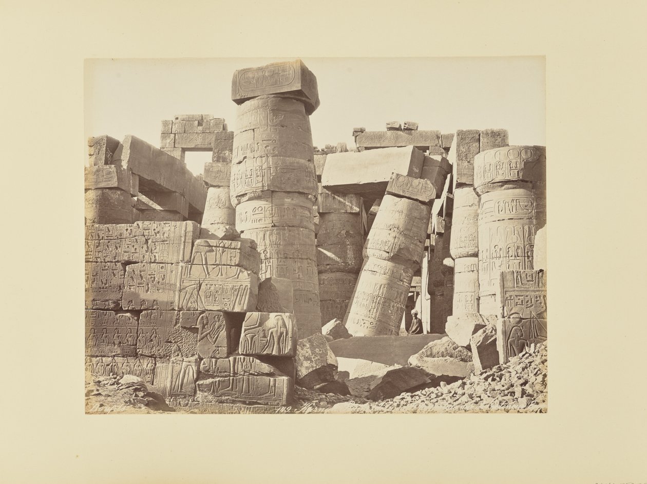 Karnak. Ruinerna av hypostylsalen, vy inifrån, Egypten av Félix Bonfils