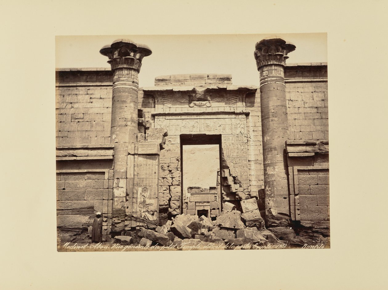 Medinet-Abou. Översiktsbild av det lilla templet, detalj av dörren (Egypten) av Félix Bonfils