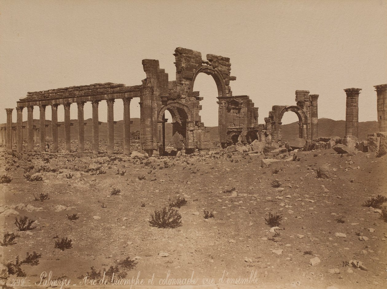 Palmyra: översikt över triumfbågen och kolonnaden av Félix Bonfils