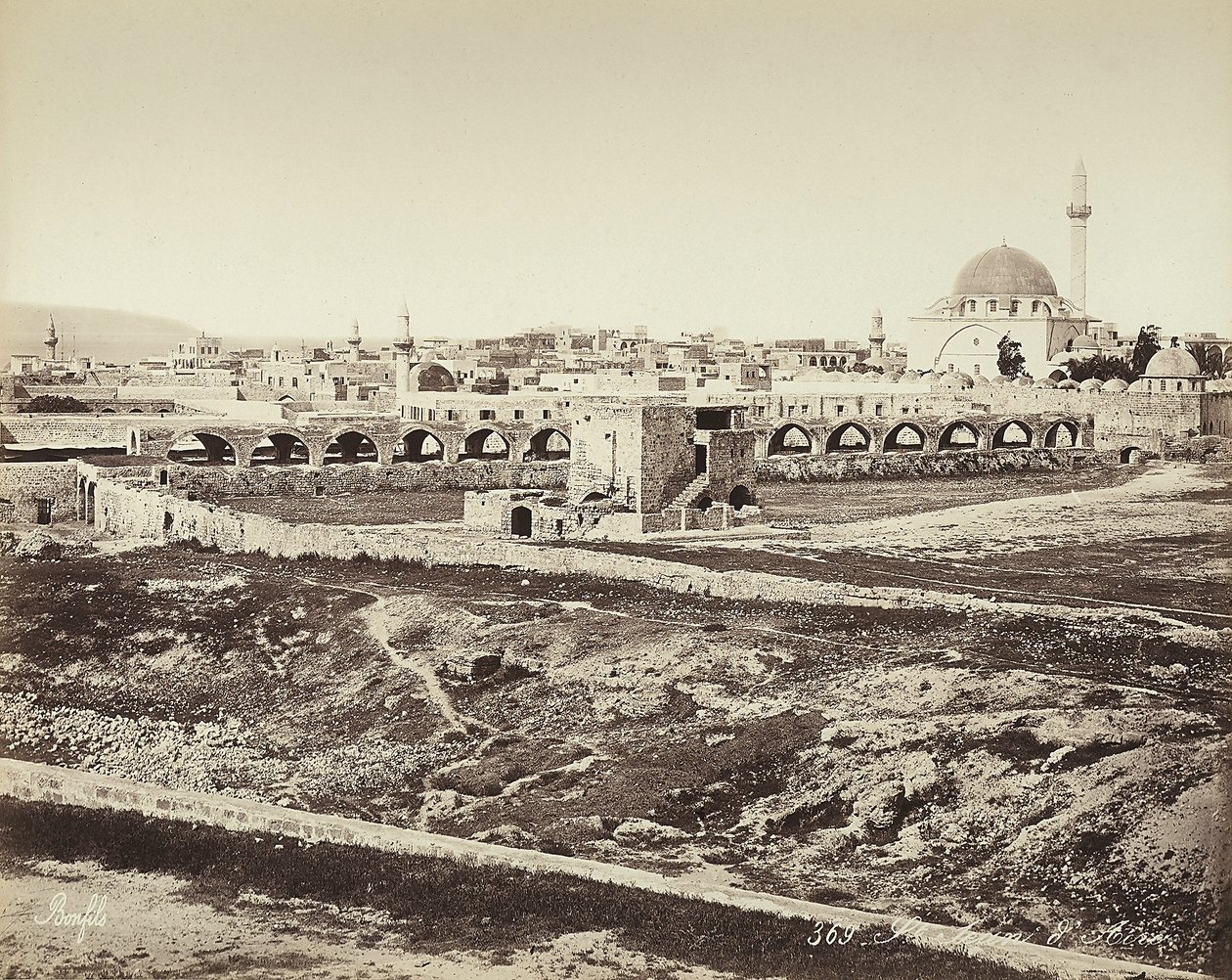 Panoramautsikt över ett befolkat område med en moské, i Israel av Félix Bonfils