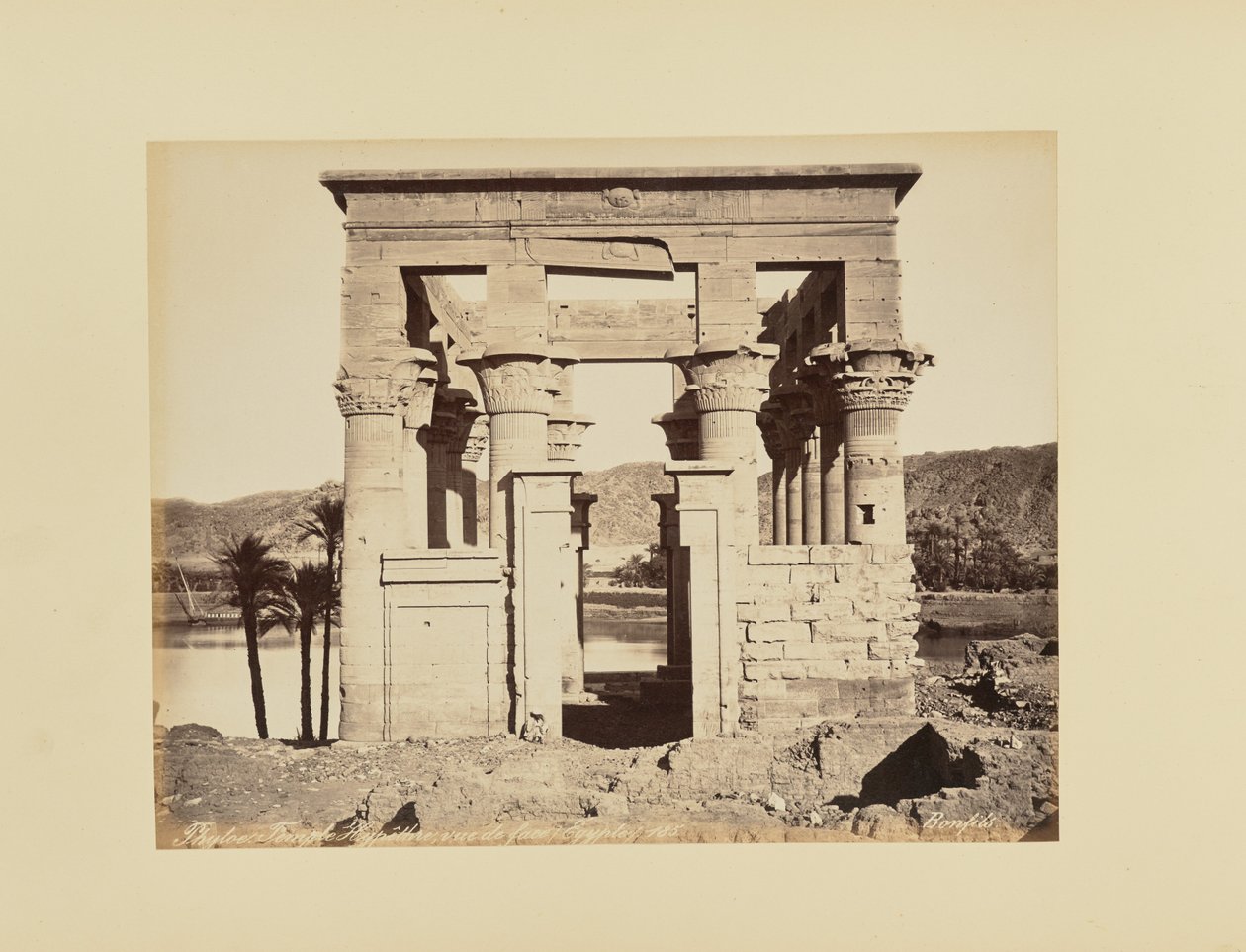 Philae. Hypaetraltempel, framifrån, Egypten av Félix Bonfils